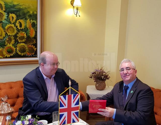 Primarul Ion Lungu i-a înmânat Ambasadorului Marii Britanii medalia aniversară "630 de ani de atestare documentară a orașului Suceava"