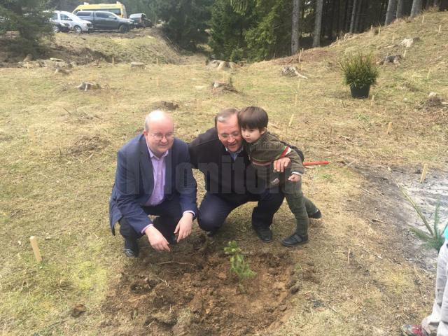 Ambasadorul Marii Britanii și Gheorghe Flutur au plantat un copac în apropierea Mănăstirii Humorului