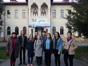 Lotul judetean alaturi de prof. Laura Salciuc