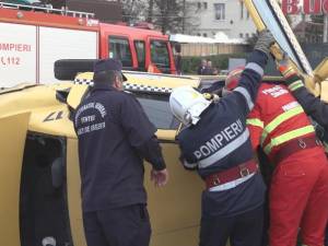 Pompierii au actionat pentru descarcerarea celor trei persoane prinse in autoturism