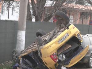 Autoturismul taxi a acrosat si un alt autoturism parcat pe marginea drumului
