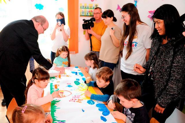 Ambasadorul Marii Britanii, Paul Brummell, a vizitat copiii cu nevoi speciale de la Centrul Emanuel. Foto: Mihaela Oprişan