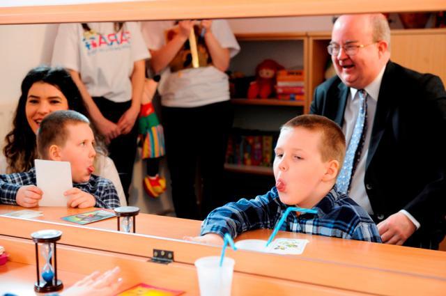 Ambasadorul Marii Britanii, Paul Brummell, a vizitat copiii cu nevoi speciale de la Centrul Emanuel. Foto: Mihaela Oprişan