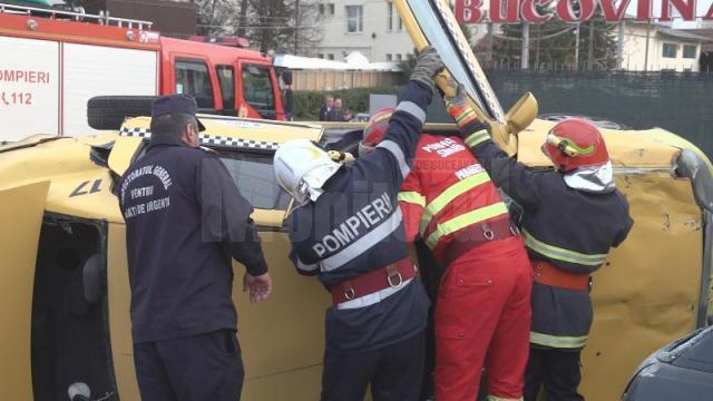 Pompierii au acţionat pentru descarcerarea  celor trei persoane rămase în interiorul maşinii