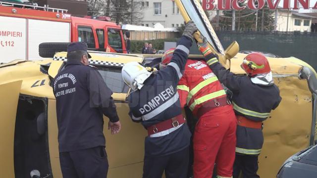 Pompierii au acţionat pentru descarcerarea celor trei persoane ramase în interiorul maşinii