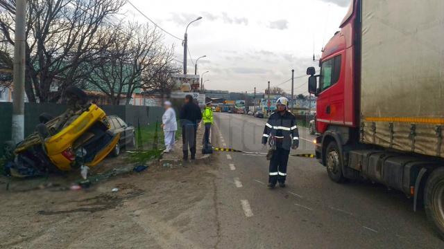 O femeie a murit şi alte trei persoane au ajuns la spital, după ce un tir a lovit un taxi la Şcheia