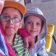 Dafin Junior Băcilă, în vârstă de 10 ani, împreună cu fratele său mai mic, Laur Dominic, de 8 ani
