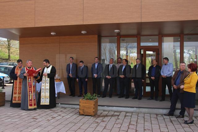 Inaugurarea zonei de agrement s-a făcut după o slujbă de sfințire, oficiată de trei preoți