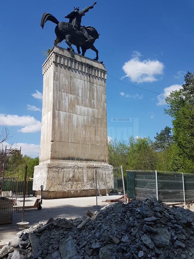 Statuia ecvestră a domnitorului Ștefan cel Mare, de pe platoul Cetății de Scaun, este în plin proces de reabilitare