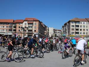 Sute de persoane au pornit din centrul oraşului, la o plimbare pe două roţi, inițiată de "Suceava pe bicicletă"