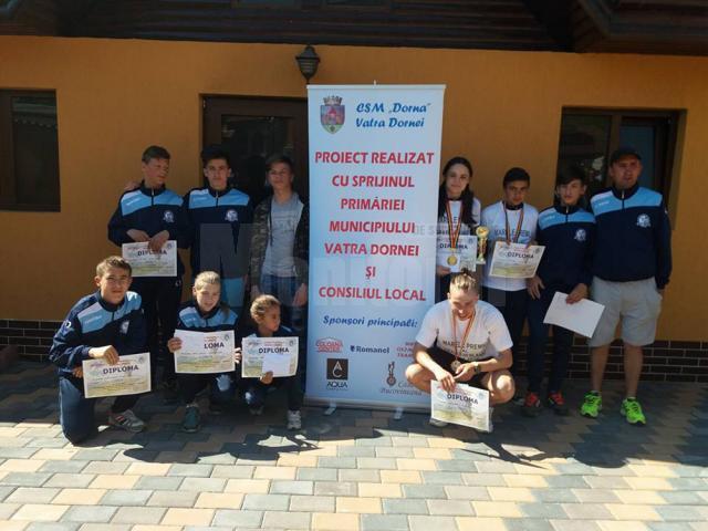 Atleţii de la CSM Dorna Vatra Dornei alături de antrenorul Cristian Prasneac