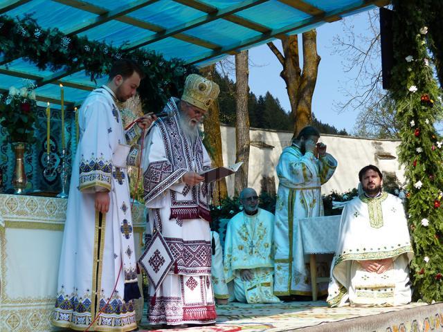 Sfânta Liturghie, oficiată de Înalpreasfințitul Pimen, Arhiepiscopul Sucevei şi Rădăuţilor, împreună cu un sobor de preoți