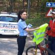 Bicicliştii au primit veste reflectorizante pentru a circula mai în siguranţă