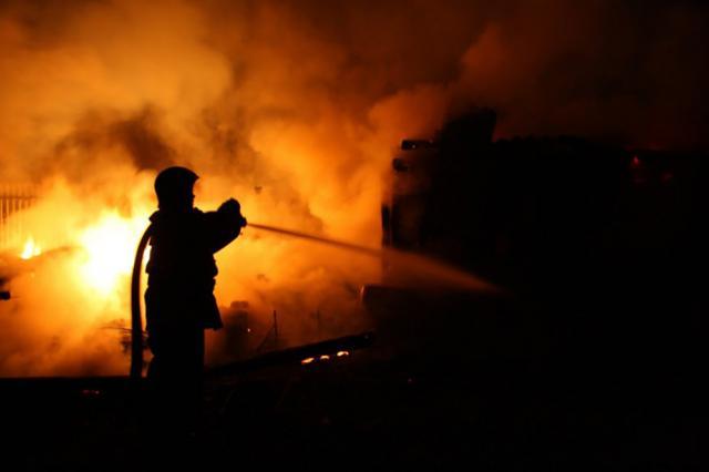 Incendiu provocat intenţionat într-o gospodărie din Vatra Moldoviţei