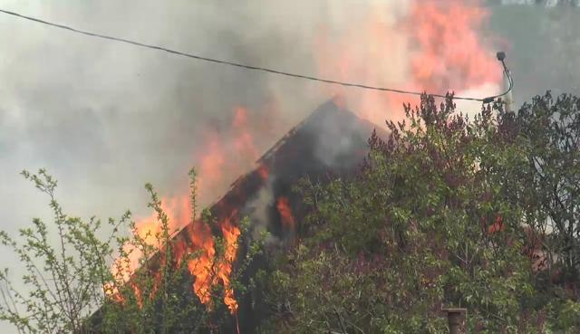 Un incendiu pornit de la un aragaz a distrus locuința unei bătrâne