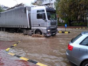 Calea Burdujeni a fost inundată total, inclusiv trotuarele fiind acoperite de apă, în zona Bisericii Sf. Andrei
