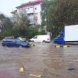 Calea Burdujeni a fost inundată total, inclusiv trotuarele fiind acoperite de apă, în zona Bisericii Sf. Andrei