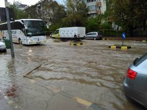 Inundație pe străzile Sucevei, după o ploaie de 15 minute