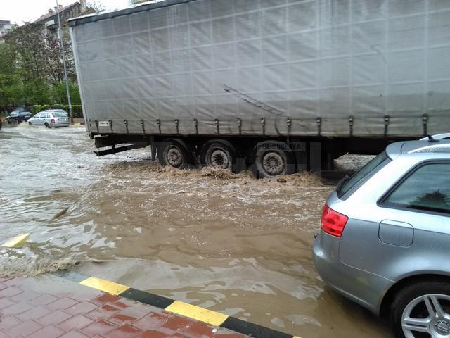 Inundație pe străzile Sucevei, după o ploaie de 15 minute