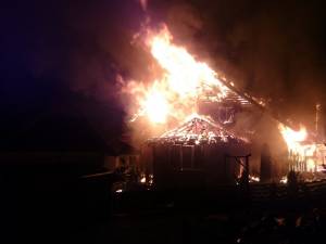 Flacarile mari au fost stinse cu greu de pompieri