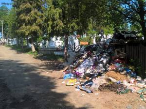Mormanul de gunoi din cimitirul vechi amplasat în Burdujeni sat