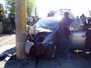 Mașina a intrat într-un stâlp