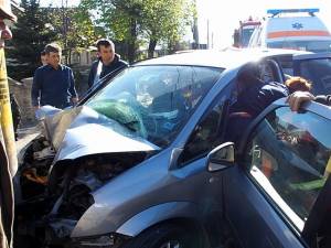 Pompierii militari l-au descarcerat pe bărbatul de la volan