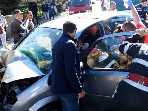 Pompierii militari l-au descarcerat pe bărbatul de la volan