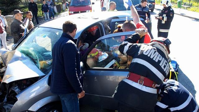 Un italian a murit după ce s-a izbit cu mașina într-un stâlp, fără urme de frânare