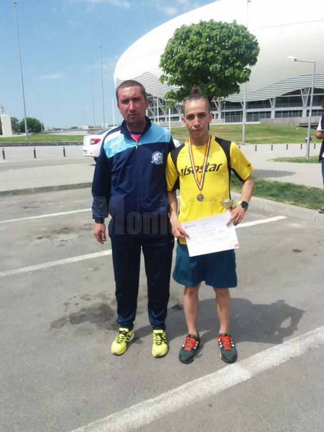 Antrenorul Cristian Prâsneac și atletul Gabriel Bularda, vicecampion naţional la semimaraton juniori I