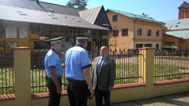 Doi dintre poliţiştii locali și șeful acestora, Constantin Pîţu, ofiter de poliție în rezervă