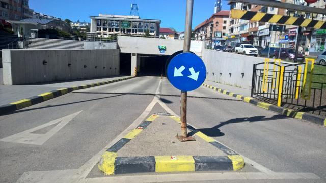 Liderul PSD Suceava sesizează că şoferii pot intra în parcarea subterană și pe contrasens