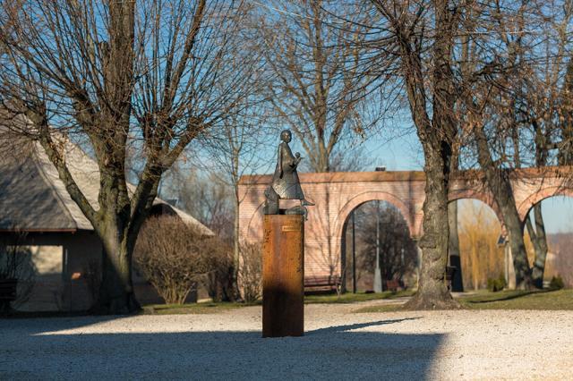 Expoziţia "Triumf" a sculptorului Virgil Scripcariu va poposi timp de două săptămâni pe esplanada Casei Cultură Suceava