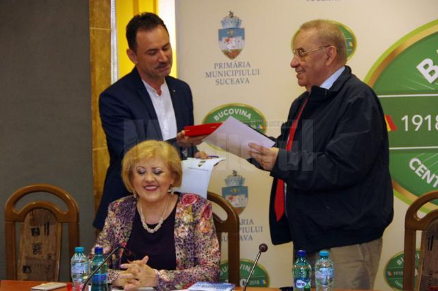 Viceprimarul Marian Andronache, i-a oferit lui Andrei Marga, din partea Primăriei Suceava,  diploma și medalia aniversară