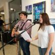 Studenții Alexandru Dumbravă (chitară, voce) și Debora Sandy Apetrei (voce)