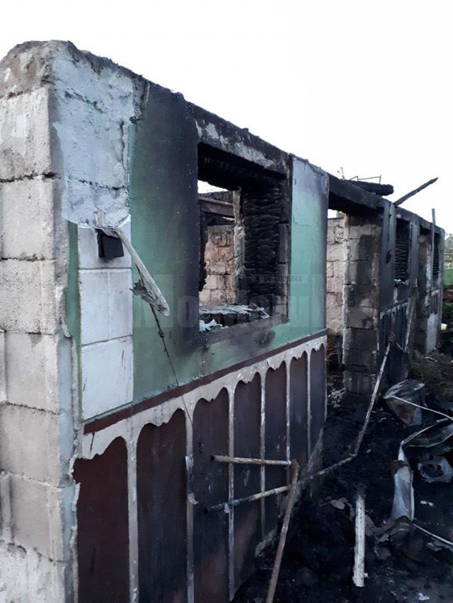 Incendiu puternic, extins la două gospodării, la Costişa - Frătăuţii Noi