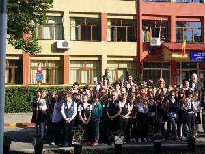 100 de flori la Şcoala Gimnazială „Bogdan Vodă” Rădăuţi pentru 100 de ani de la Marea Unire