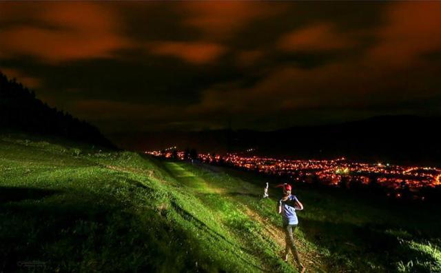 Alergare la lumina frontalei pe crestele montane din jurul oraşului Câmpulung Moldovenesc