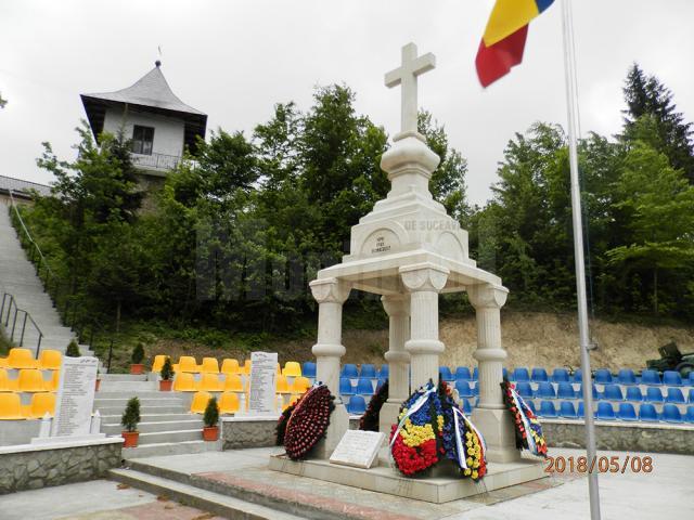 Primăria Cornu Luncii a montat scaune tricolore în Ansamblul Monumental al Eroilor de la Păiseni