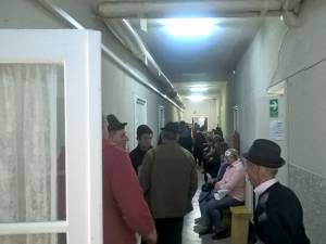 Câteva zeci de oameni aşteptau marţi să-şi depună cererile la centrul local Suceava al APIA