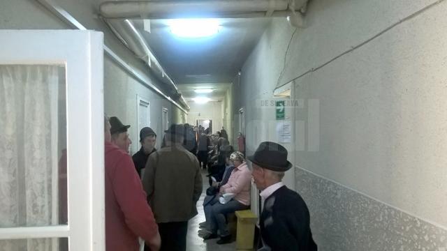 Câteva zeci de oameni aşteptau marţi să-şi depună cererile la centrul local Suceava al APIA