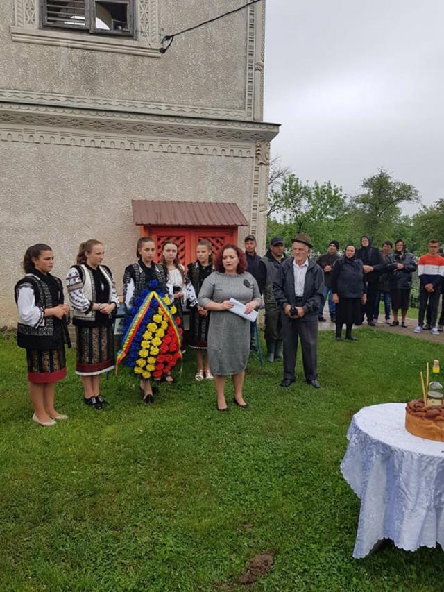 Primarul Violeta Ţăran a participat alături de elevi la omagierea eroilor care s-au jertfit pentru independenţa României