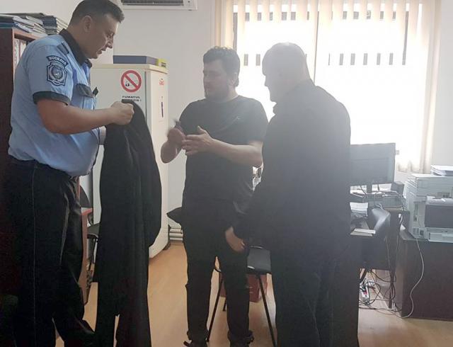 Falsul călugăr a fost identificat şi verificat de poliţiştii locali şi apoi predat colegilor de la Poliţia municipiului Suceava