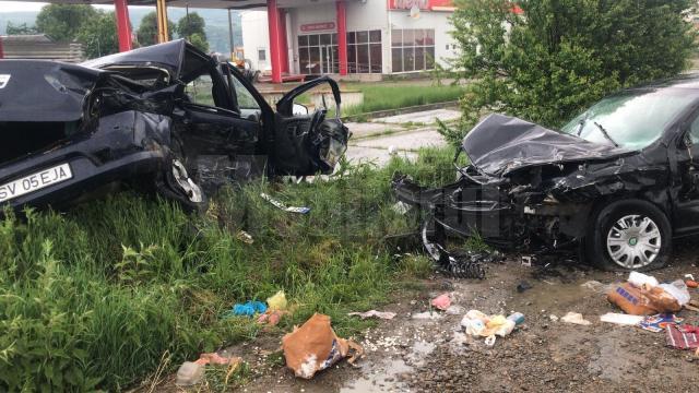 Autoturismul Dacia Logan a fost lovit extrem de violent