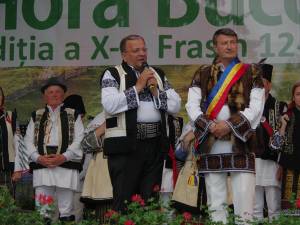 Gheorghe Flutur și primarul de Frasin, Marinel Balan, au dat startul "Horei Bucovinei"