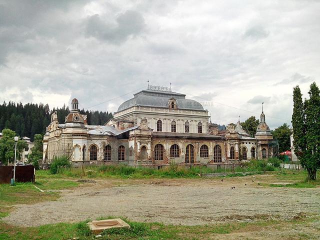 Clădirea Cazinoul Băilor din Vatra Dornei, aflată într-un stadiu avansat de degradare