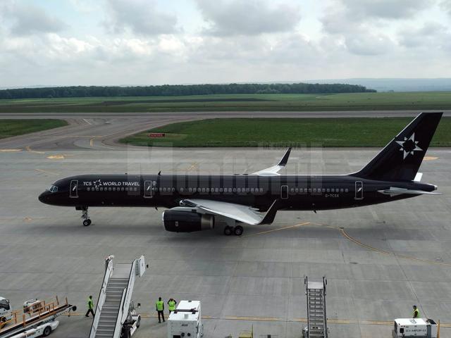 Aeronava neagră folosită de TCS World Travel pentru circuitul internaţional de lux care a inclus și Bucovina