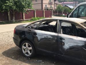 Autoturismul incendiat în noaptea de luni spre marţi, la Șcheia