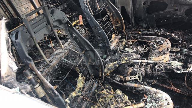 Incendiul a fost provocat în interiorul maşinii