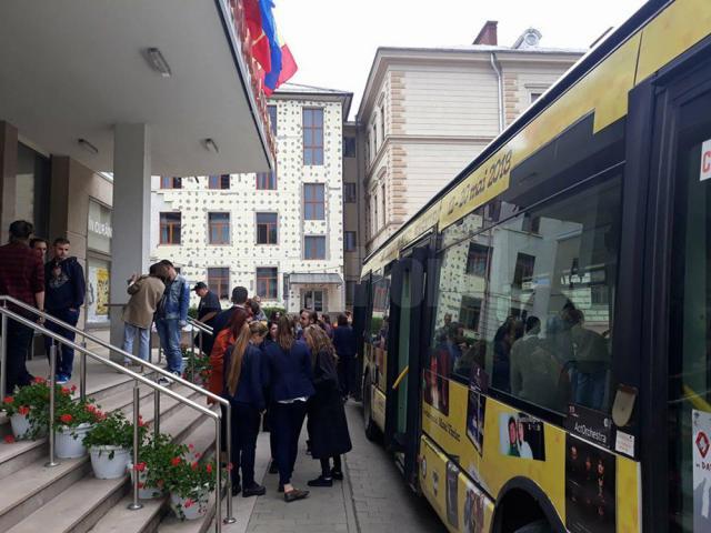 Teatru mobil în autobuz, în cadrul Zilelor Teatrului „Matei Vişniec”
